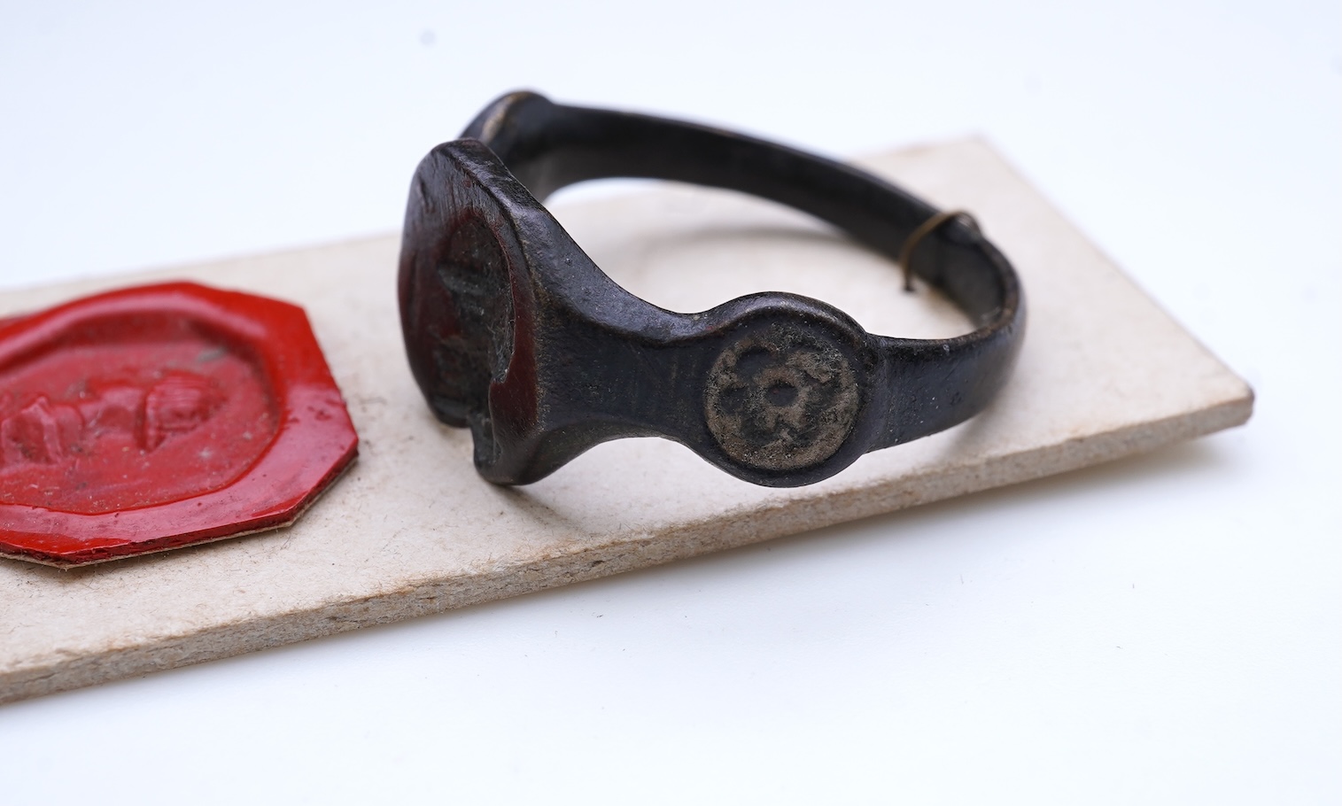 A medieval signet ring, England, circa 15th/16th century